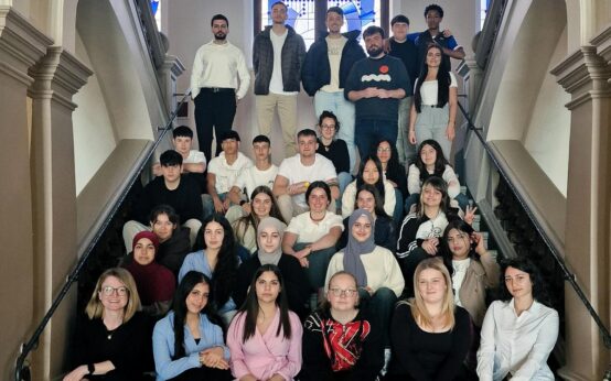 Empfang zur Wochenmitte: Jugendliche aus Wiesbaden und Urretxu tauschen sich im Rathaus lebendig aus.