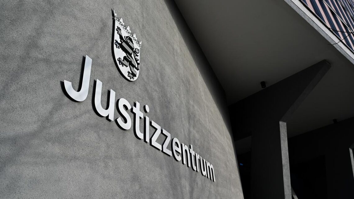 Schriftzug Justizzentrum am Gebäude in der Mainzer Straße.