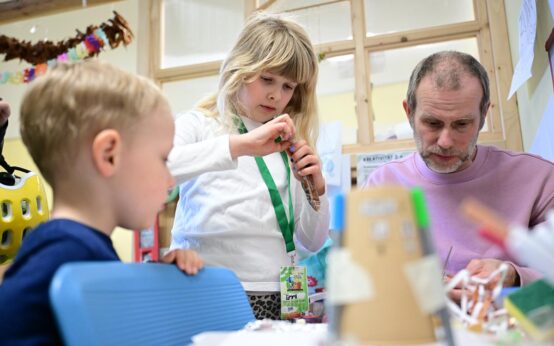 Kinder präsentieren ihre selbst gestaltete Stadt im Jugend- und Stadtteilzentrum Reduit in Kastel.