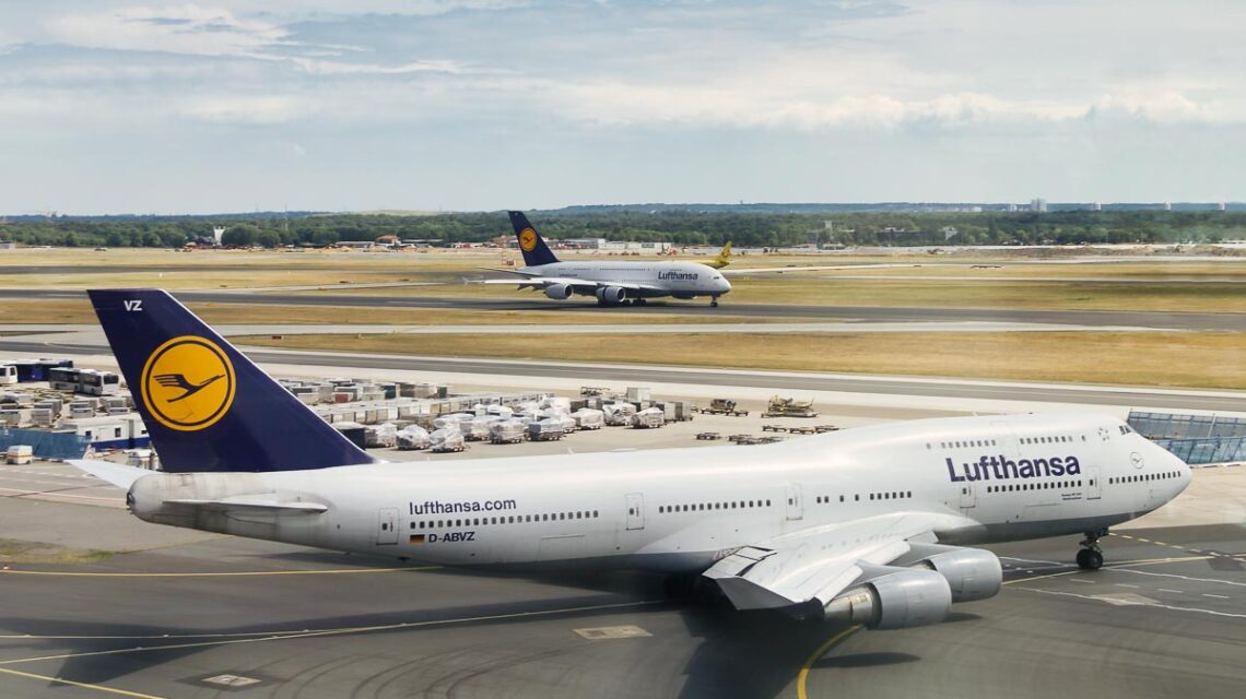 Boing der Lufthansa uaf dem Rollfeld in Frankfurt.