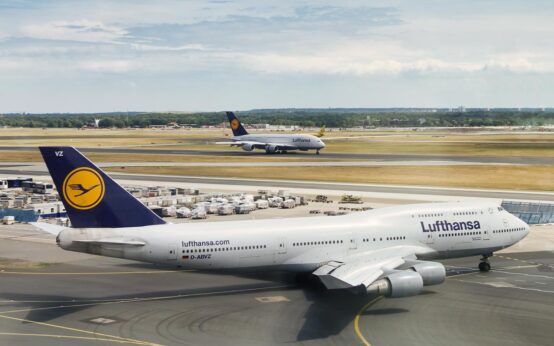 Boing der Lufthansa uaf dem Rollfeld in Frankfurt.