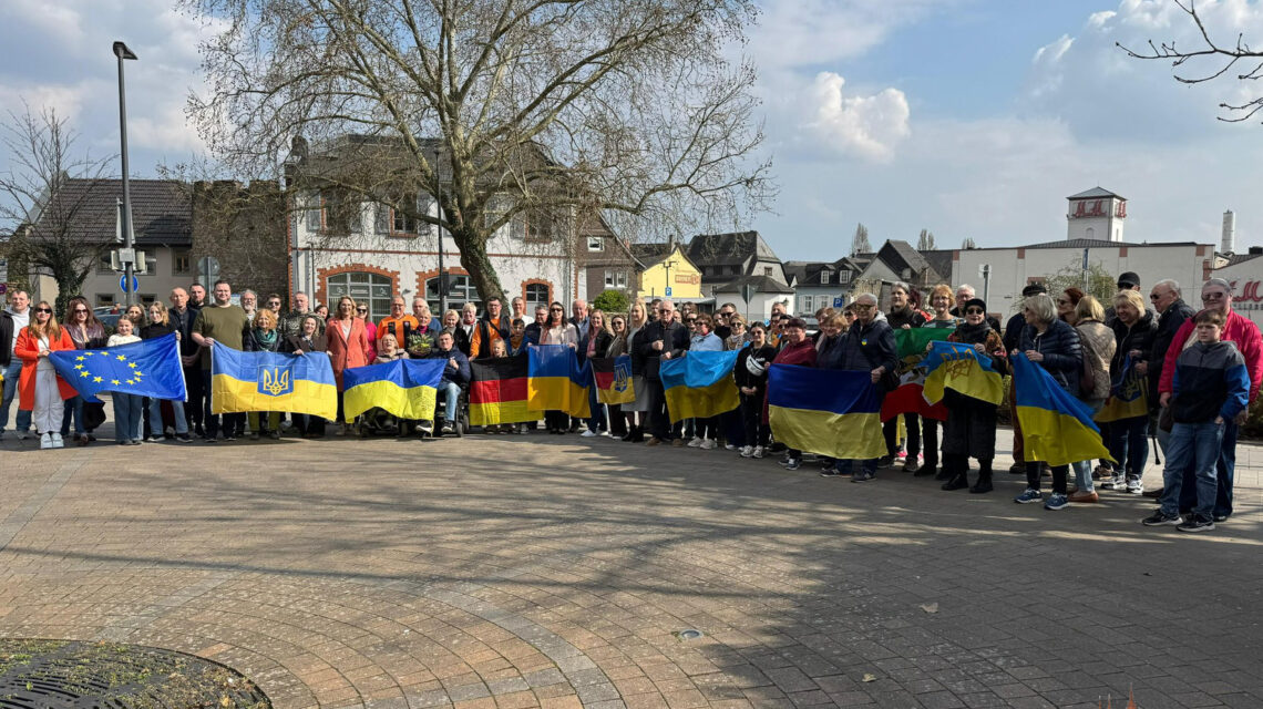 Gemeinsam stehen, gemeinsam handeln: Die Mahnwache in Eltville bringt Menschen für Demokratie und Frieden zusammen.