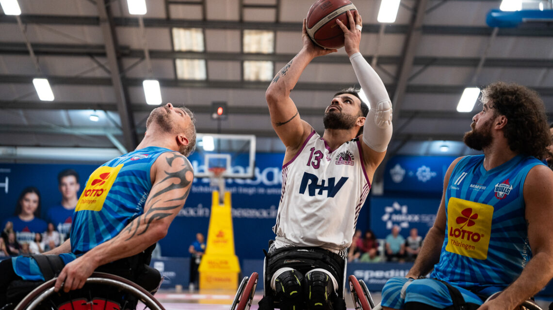 Foto – Mehran Hosseini am Ball gegen die Thuringia Bulls