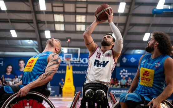 Foto – Mehran Hosseini am Ball gegen die Thuringia Bulls