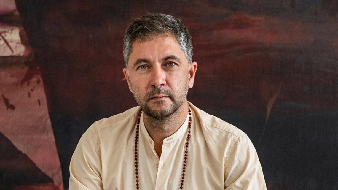 Michael Anthony Müller in seinem Atelier sitzend.