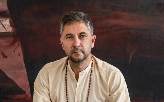 Michael Anthony Müller in seinem Atelier sitzend.