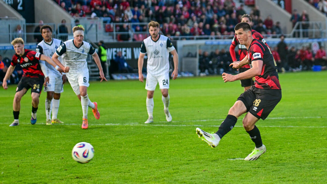 Moritz Flotho zielt, läuft an und schießt zum 3:0 ein.