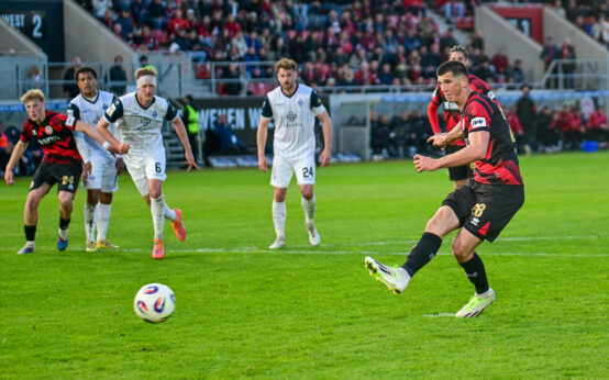 Moritz Flotho zielt, läuft an und schießt zum 3:0 ein.