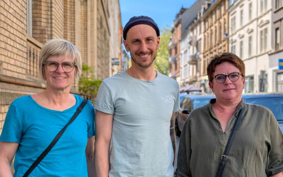 Von links nach rechts: Antje Wenig (Grüne), Daniel Winter (Die Linke) und Karina Matheis (SPD) nach der Wahl im Ortsbeirat Westend-Bleichstraße.