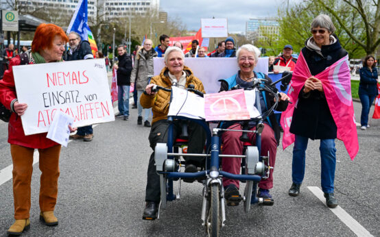 Ostermarcsh vom Bahnhofsvorplatz, die Rheinstraße hoch über die Moritzstraße zum Mauritiusplatz.