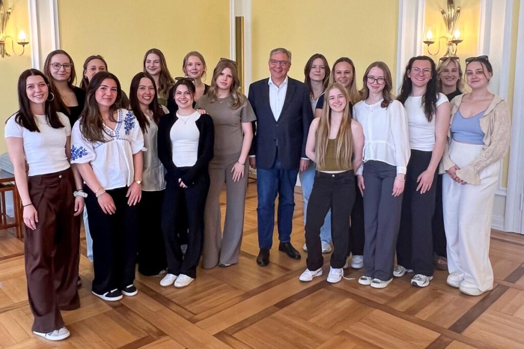Die Phantoms Cheerleader tragen sich nach ihrem WM-Erfolg ins Wiesbadener Sportehrenbuch ein.