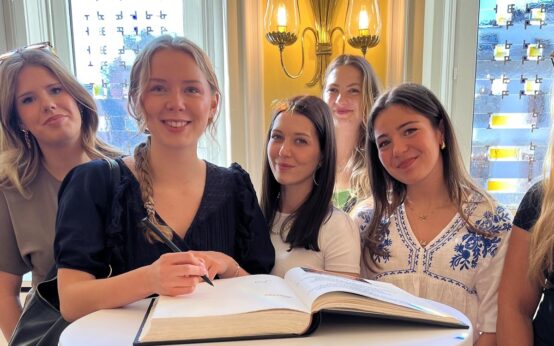 Die Phantoms Cheerleader tragen sich nach ihrem WM-Erfolg ins Wiesbadener Sportehrenbuch ein.