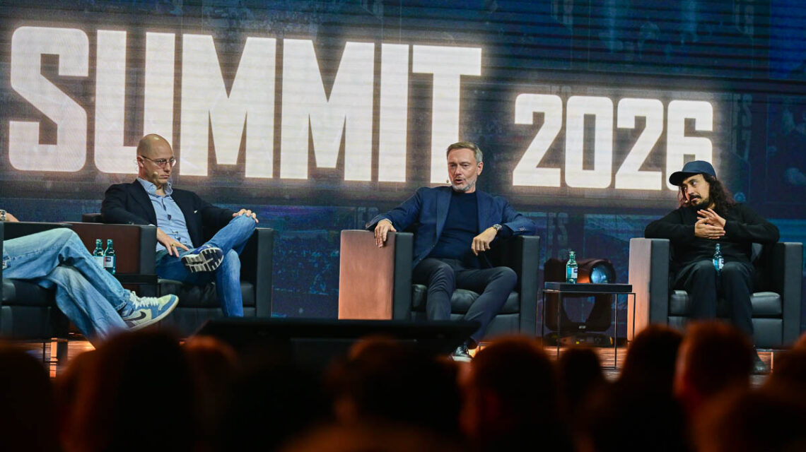 Philip Hopf, Christian Lindner und Salim Samatou diskutierten beim Founder Summit 2026 über Deutschlands Zukunft zwischen Freiheit, Verantwortung und Kritik.