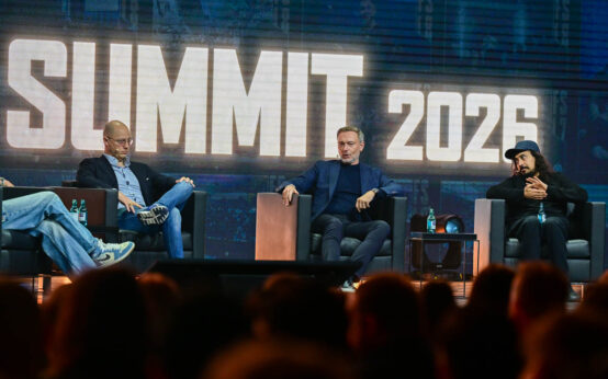 Philip Hopf, Christian Lindner und Salim Samatou diskutierten beim Founder Summit 2026 über Deutschlands Zukunft zwischen Freiheit, Verantwortung und Kritik.