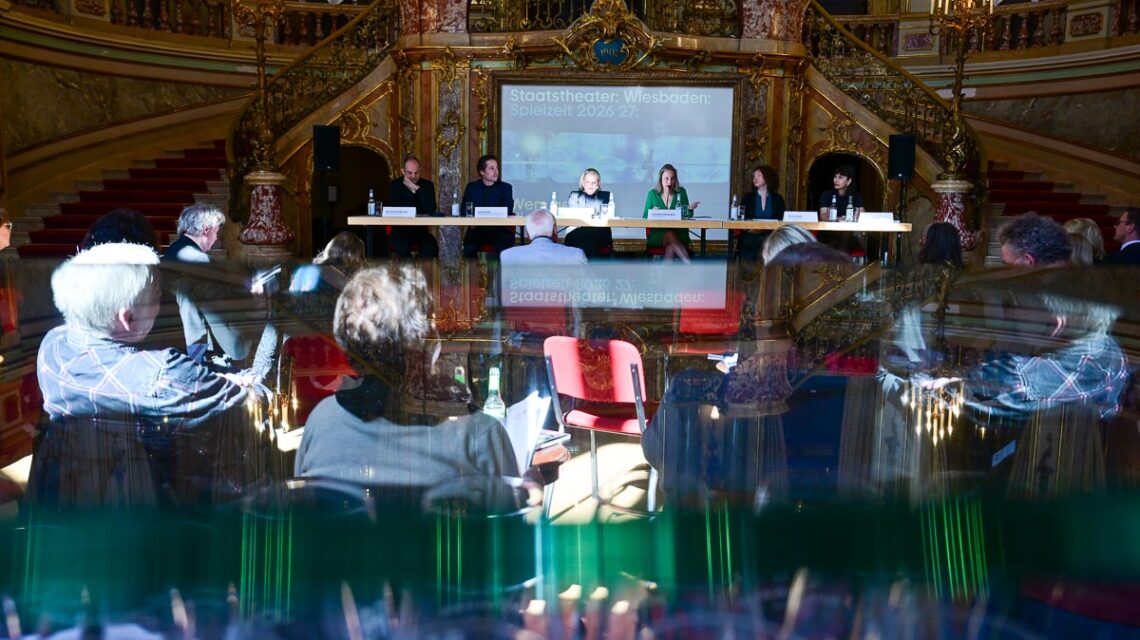 Pressekonferenz zur neuen Spielzeit 2026/2027: Wem gehört die Stadt? Blcik durch Foyer im Staatstheater.