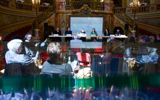 Pressekonferenz zur neuen Spielzeit 2026/2027: Wem gehört die Stadt? Blcik durch Foyer im Staatstheater.