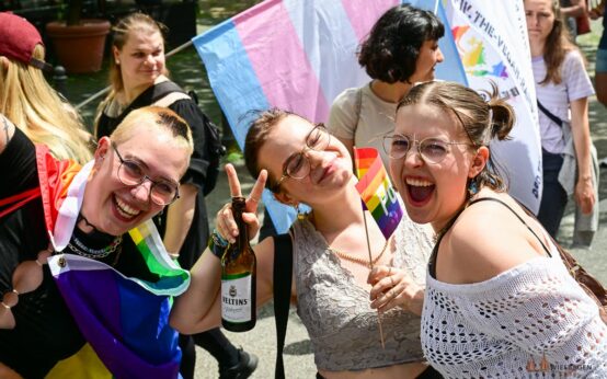 Die Regenbogenflagge am Rathaus steht für Sichtbarkeit – die Studie zeigt, dass Sicherheit im Alltag dennoch nicht selbstverständlich ist.