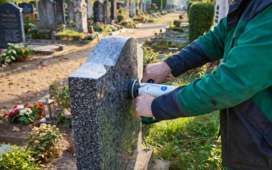Kontrolleure prüfen auf Wiesbadens Friedhöfen die Standfestigkeit von Grabsteinen – für mehr Sicherheit auf stillen Wegen.