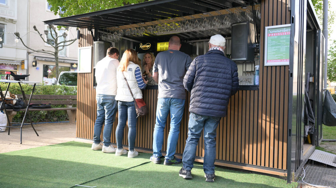 Sommerbar in der Robert-Krekel-Anlage kurz nach der Eröffnung 2025.