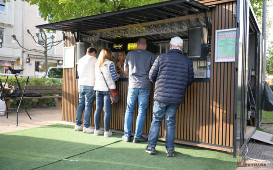 Sommerbar in der Robert-Krekel-Anlage kurz nach der Eröffnung 2025.