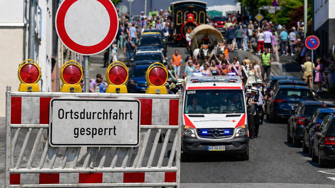 Beim Äppelblütefest in Naurod steht der Verkehr Kopf: Von Freitag bis Montag leiten Umwege Autos weiträumig um den Ort herum. Während Fahrer neue Strecken suchen, gehört der Ortskern ganz den Besuchern, den Ständen und der entspannten Feststimmung.