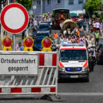 Beim Äppelblütefest in Naurod steht der Verkehr Kopf: Von Freitag bis Montag leiten Umwege Autos weiträumig um den Ort herum. Während Fahrer neue Strecken suchen, gehört der Ortskern ganz den Besuchern, den Ständen und der entspannten Feststimmung.