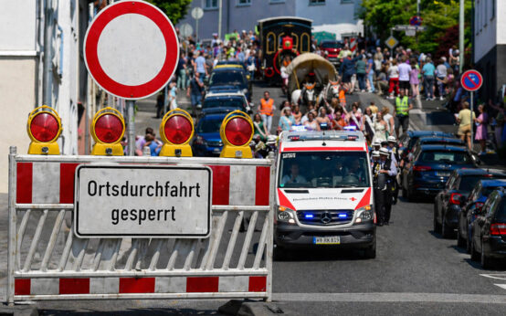Beim Äppelblütefest in Naurod steht der Verkehr Kopf: Von Freitag bis Montag leiten Umwege Autos weiträumig um den Ort herum. Während Fahrer neue Strecken suchen, gehört der Ortskern ganz den Besuchern, den Ständen und der entspannten Feststimmung.