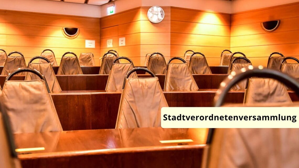 Stadtverordnetensitzungssaal, leere Sitze