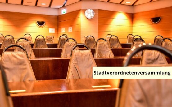 Stadtverordnetensitzungssaal, leere Sitze
