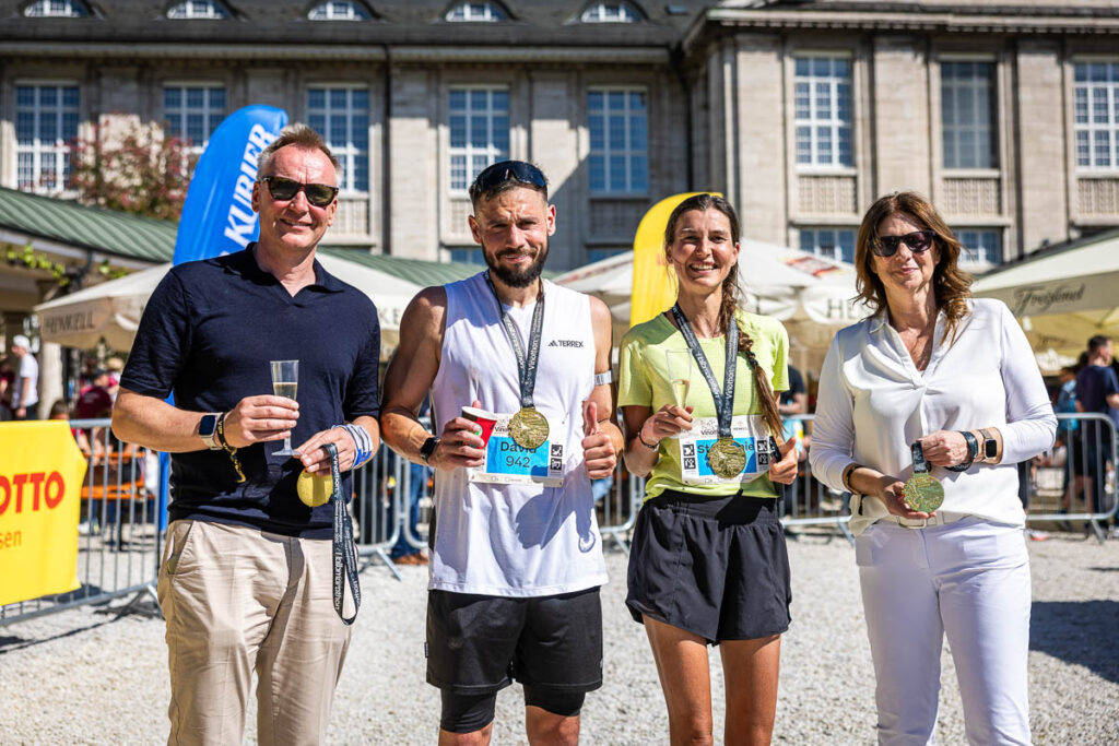 Stephanie Ruland und David Alexi (Mitte) zusammen mit dem CEO von Henkell Freixenett Dr. Andreas Brokemper Wiesbadens Bürgermeisterin Christiane Hinninger. ©2026 Veranstalter