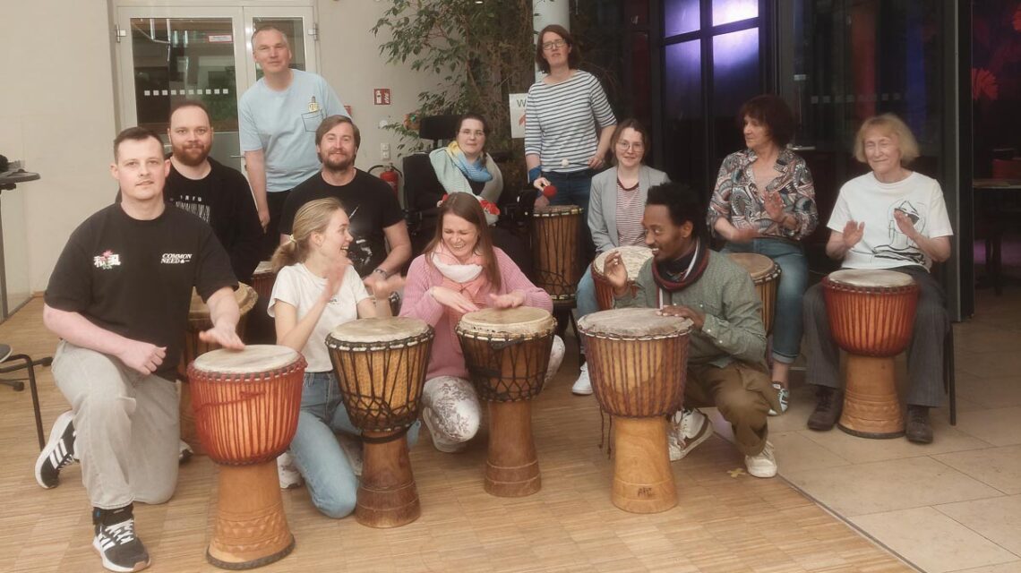 Gemeinsam im Takt: Beim Trommel-Workshop im Kulturforum Wiesbaden wird Musik zur Sprache.
