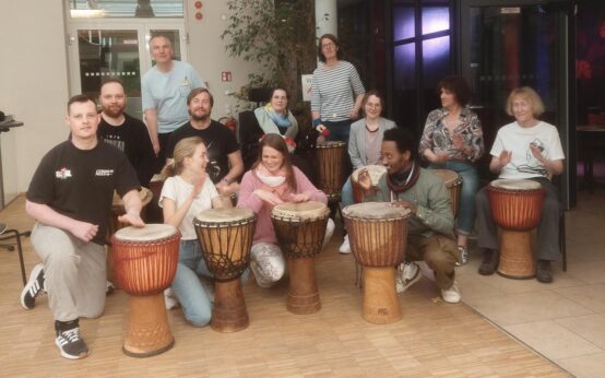 Gemeinsam im Takt: Beim Trommel-Workshop im Kulturforum Wiesbaden wird Musik zur Sprache.