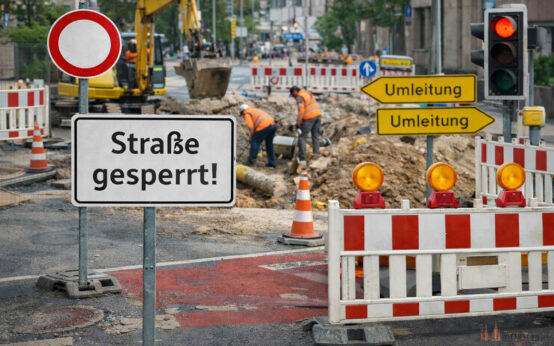Baustelle in Biebrich: Reparaturarbeiten an der Gasleitung bremsen den Verkehr rund um die Breslauer Straße.