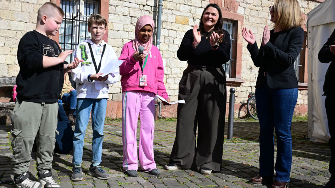 Kinder präsentieren ihre selbst gestaltete Stadt im Jugend- und Stadtteilzentrum Reduit in Kastel.
