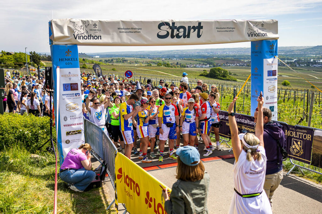 149 Läuferinnen und Läufer warten auf den Startschuss zum 1. Vinothon. ©2025 Veranstalter