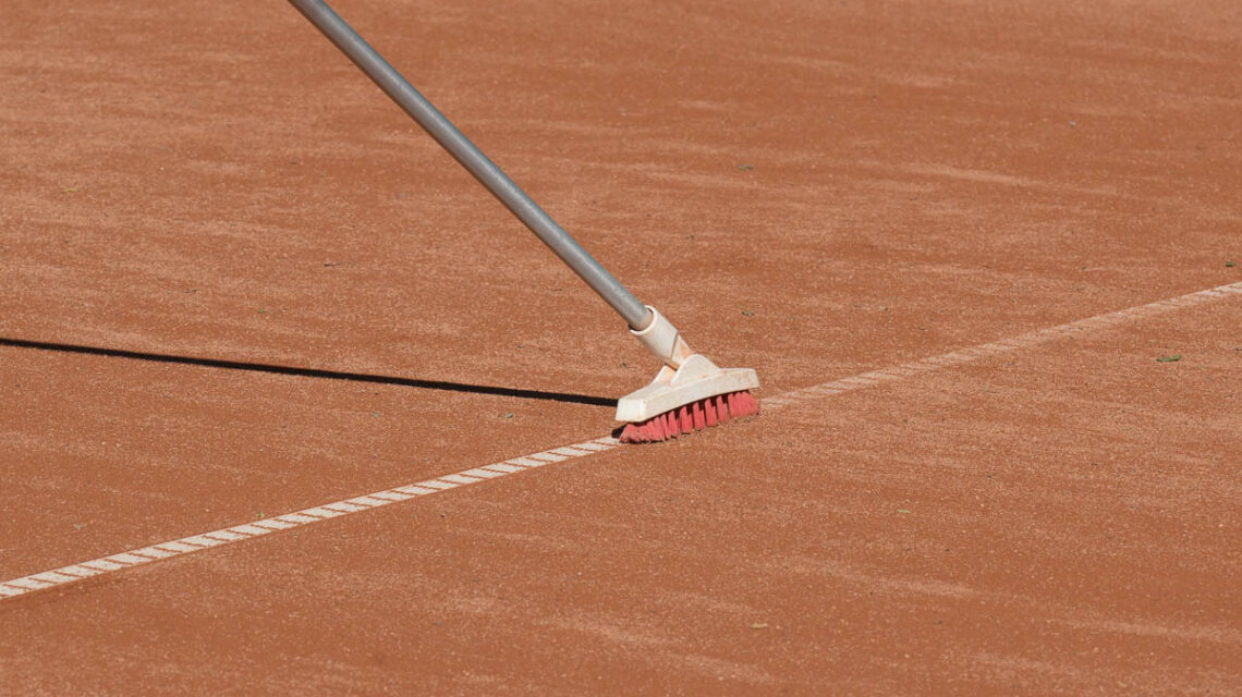 Symbolbild, De Linien auf dem Center-Court werden abgezogen