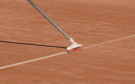 Symbolbild, De Linien auf dem Center-Court werden abgezogen