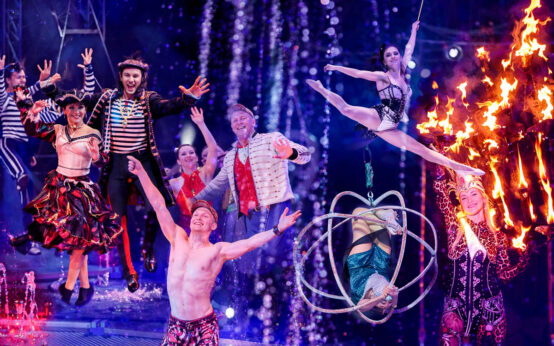 Fotocollage aus Bidern vom Wasserzirkus Waterland. Bild zeigt Artisten bei ihren Nummern.