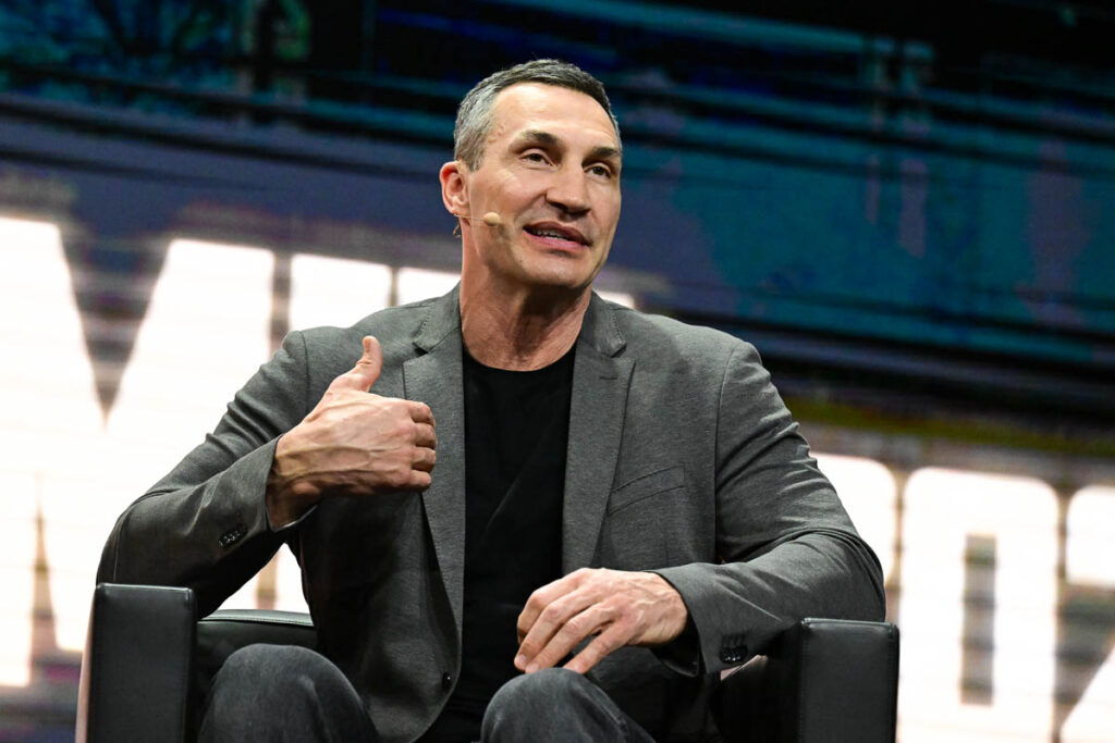 „Die schlimmste Kritik kam von meinem Bruder.“ Klitschko schilderte, dass Vitali Klitschko ihm nach den Niederlagen sogar geraten habe, aufzuhören.