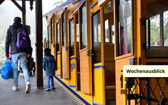 Die Nerobergbahn zieht historische Wagen sanft den Hügel hinauf – ein nostalgisches Erlebnis mit herrlichem Blick über Wiesbaden.