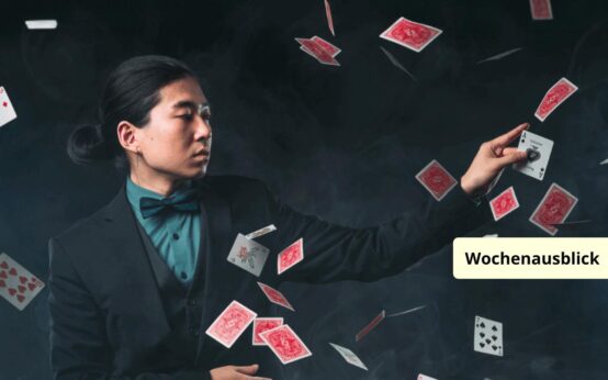 Zauberer mit Kartentrick. Karten fliegen durch den Raum.