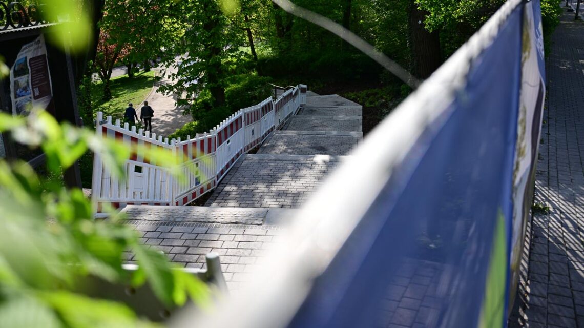Der Zugang zum Kurpark an der Sonnenberger Straße ist wieder geöffnet – die Treppe wurde erneuert, Handläufe folgen.