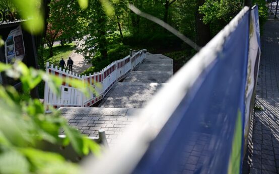 Der Zugang zum Kurpark an der Sonnenberger Straße ist wieder geöffnet – die Treppe wurde erneuert, Handläufe folgen.