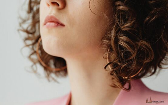 Frau, unbekannt, digitale Identität prüfen.