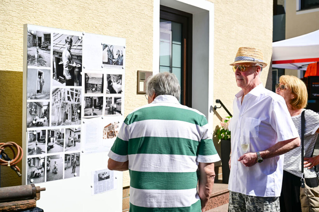 150 Jahre, im Hof sind Bilder ausgestellt und zeigen Gescichte.