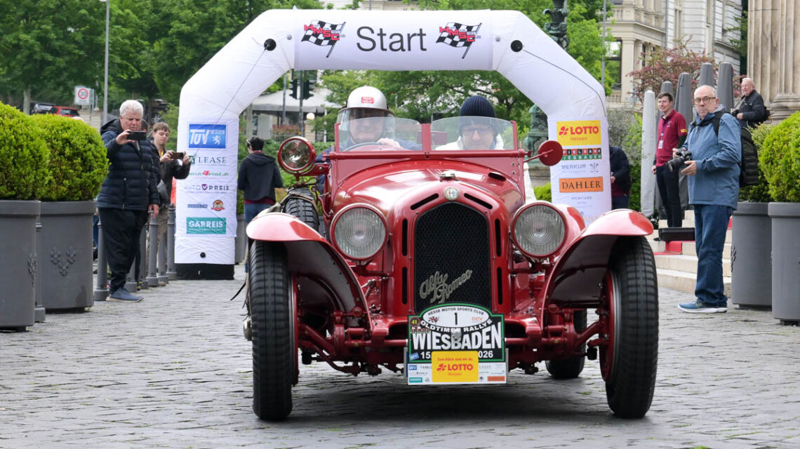 Gerhard Roeser und Fabian Mohr gehen mit der Startnummer 1 und ihrem 1933 Alfa Romeo 8C 2 Liter mit 150 PS auf dei Strecke.