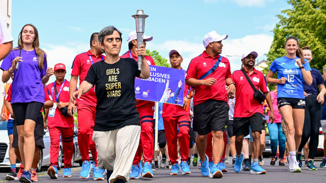 Inklusionslauf, Rund 150 Läufer tragen dei Fackel der Special Olympic Games durch Wiesbaden zum Schlossplatz, wo am Mittwochabend symbolisch das Feuer der Special Olympic Games entflammt wurde.