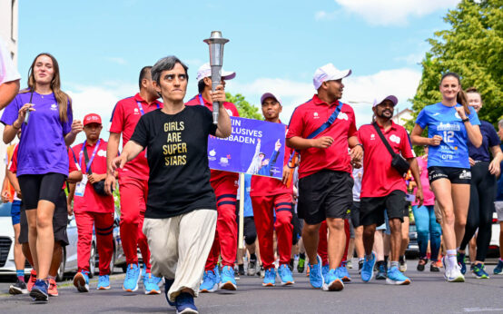 Inklusionslauf, Rund 150 Läufer tragen dei Fackel der Special Olympic Games durch Wiesbaden zum Schlossplatz, wo am Mittwochabend symbolisch das Feuer der Special Olympic Games entflammt wurde.