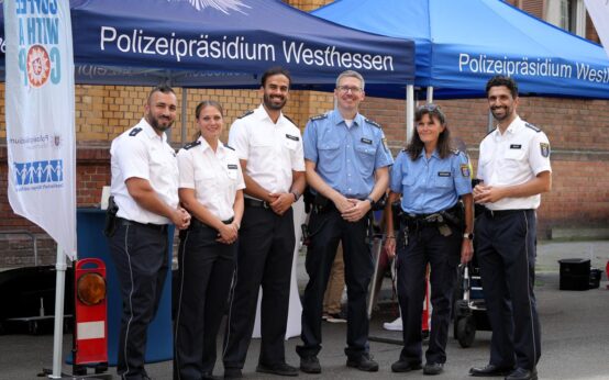 Polizei präsentiert sich beim Biebricher Höfefest