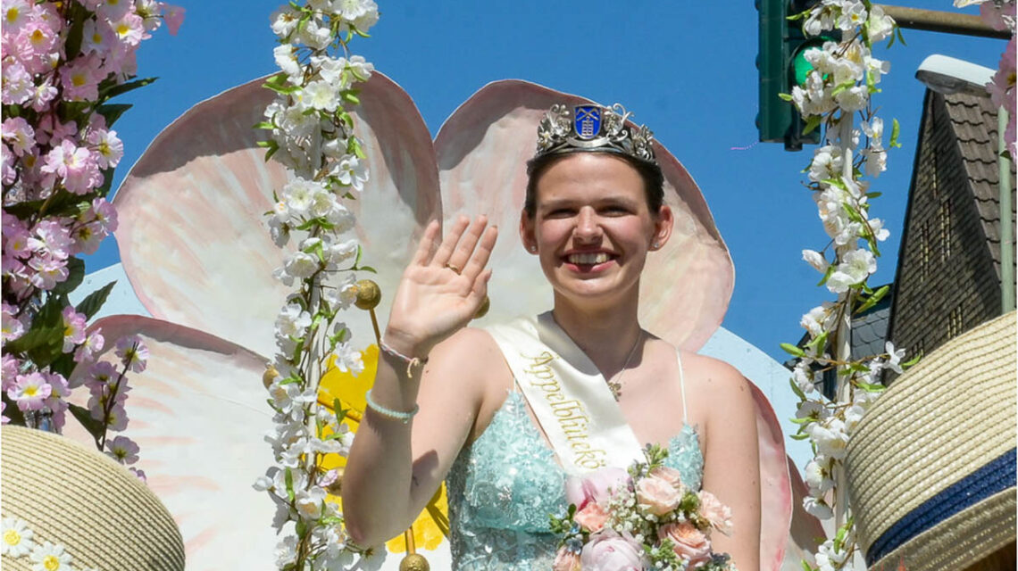 Naurods Blütenkönigin 2025 auf dem Festwagen ihrer Majestät.